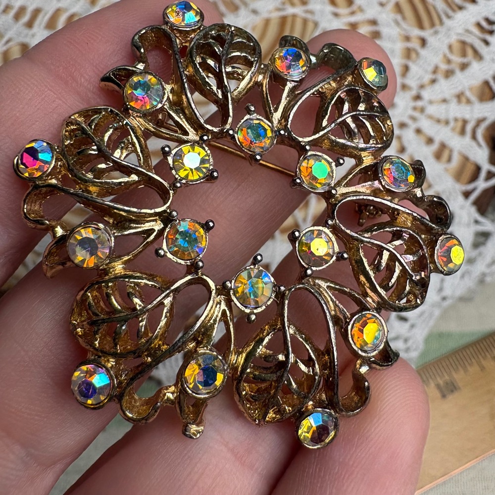 Vintage Unsigned Gold Tone Brooch Pin Aurora Borealis Rhinestone Wreath - Picture 3 of 6